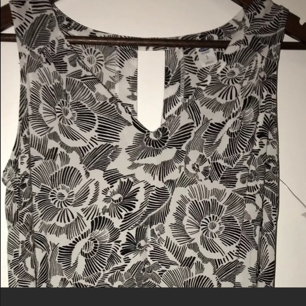Old Navy Key Hole Back Flower Black & White Tank